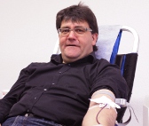 Foto: Verbandsgemeinde Bürgermeister bei der Blutspende